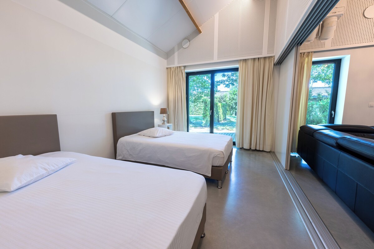 Deluxe Apartment | Laptop workspace, soundproofing, iron/ironing board, WiFi (free)