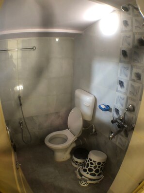 Een haardroger, handdoeken, zeep, toiletpapier