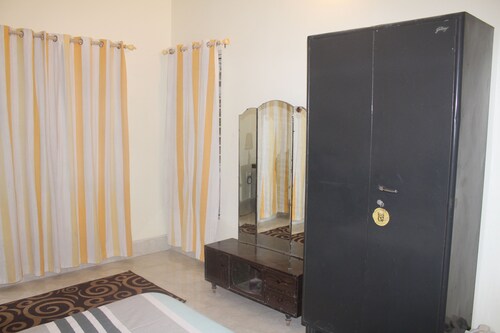 Mahanadi: Spacious room with attached bathroom@ Nabagunjara Terrace