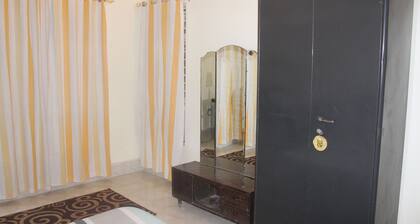 Mahanadi: Spacious room with attached bathroom@ Nabagunjara Terrace