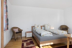 1 bedroom, WiFi, bed sheets - Room with Shared Garden and Wi-Fi (Kressbronn am Bodensee)