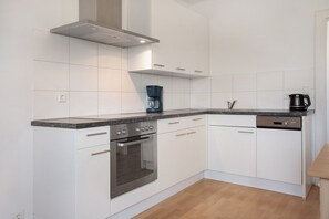 Fridge, oven, stovetop, dishwasher
