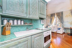 Apartamento, 2 habitaciones, terraza, vistas al mar | Cocina privada | Hervidor eléctrico y mesa de comedor