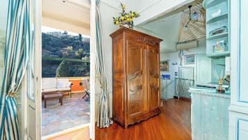 Departamento, 2 habitaciones, Terraza, vista al mar | Área de sala de estar | Televisión de pantalla plana de 32 pulgadas con canales por cable