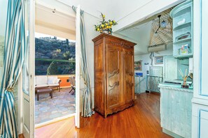 公寓, 2 間臥室, 露台, 海景 | 起居區 | 32-吋平面電視，提供有線頻道