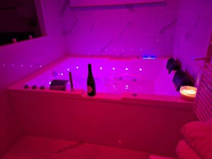 Hair dryer, towels, soap, toilet paper - The key to secrets (Bourguébus)