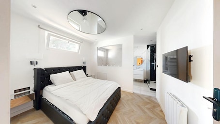 1 bedroom, WiFi, bed sheets. The key to secrets