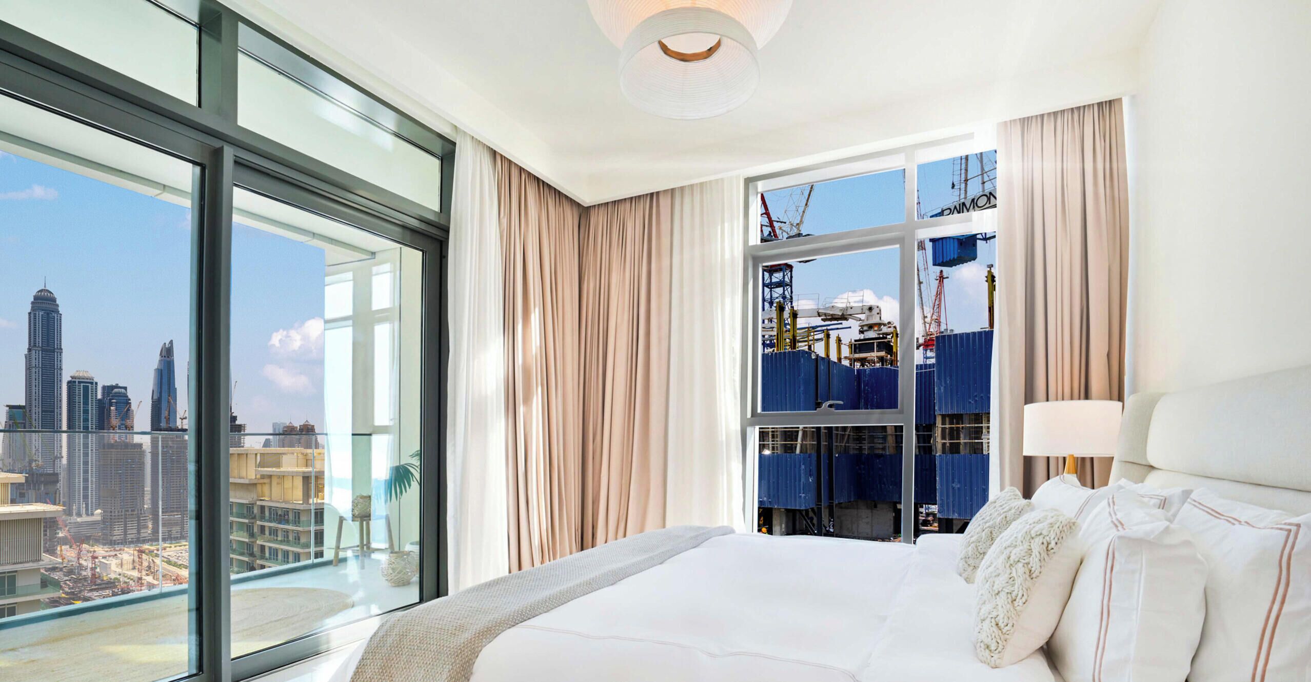 Une chambre d’hôtel avec un grand lit, une vue sur la ville et une fenêtre avec des rideaux.