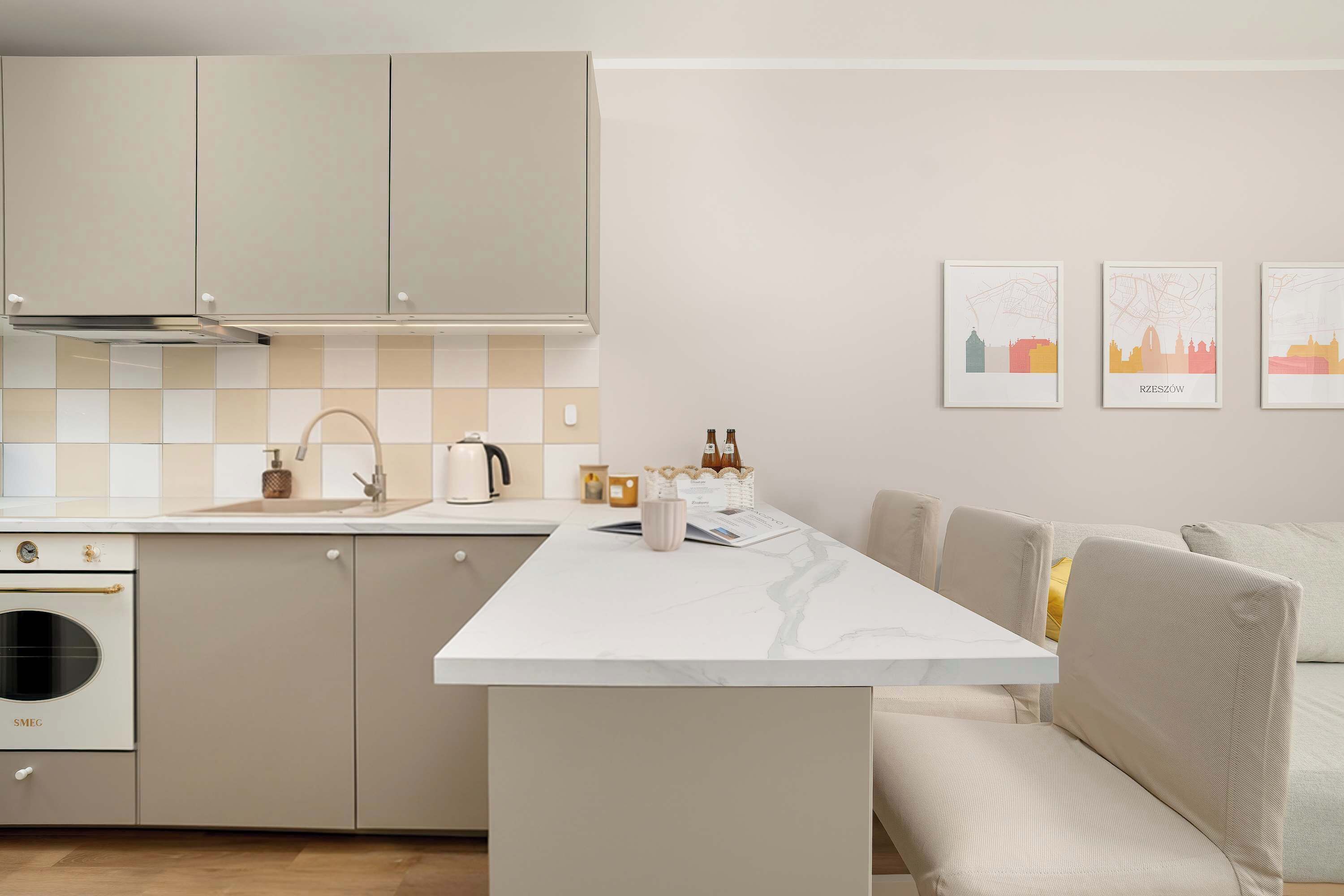 Een koelkast, een microgolfoven, een oven, een kookplaat