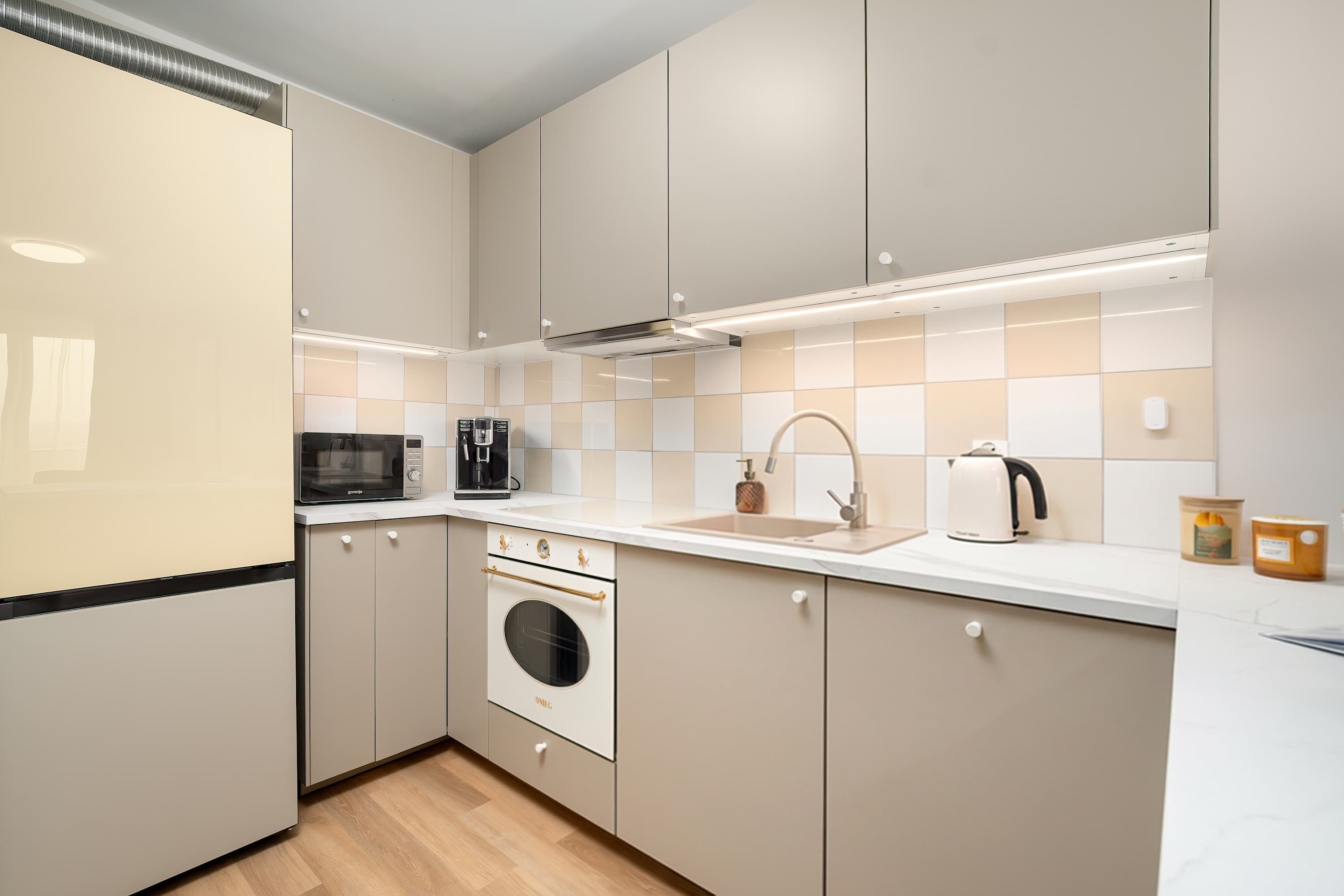 Een koelkast, een microgolfoven, een oven, een kookplaat