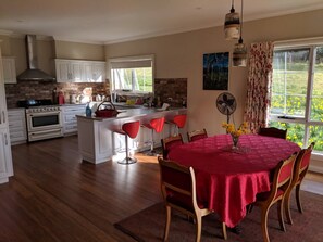 Maison, 3 chambres, balcon | Salle à manger