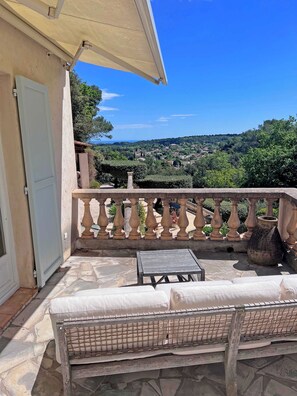 Terrace/patio - Stunning Villa with Pool, BBQ and Fitness - 4 Suite Bedrooms - 8 Guests (Tourrettes-sur-Loup)