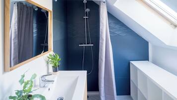 Douche, baignoire à jets, serviettes fournies, savon