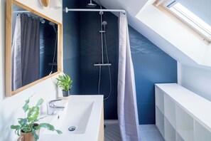 Ducha, bañera de hidromasaje, toallas, jabón