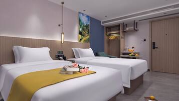 Comfort szoba két külön ággyal | Egyedi dekoráció, íróasztal, ingyenes wifi és ágynemű