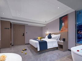Quarto casal superior de uso individual | Escrivaninha, Wi-Fi de cortesia, individualmente decorados