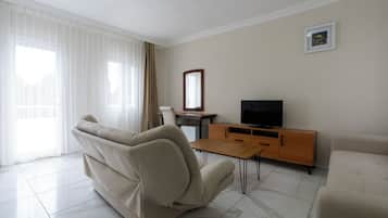 Suite Confort, 1 habitación, balcón, vistas al mar | Zona de estar | Smart TV de 55 cm con canales por satélite