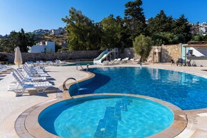 2 outdoor pools, open 10:00 AM to 6:00 PM, free pool cabanas - Veluna Beach Resort Yalikavak (Bodrum)