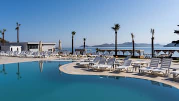 2 outdoor pools, open 10:00 AM to 6:00 PM, free pool cabanas