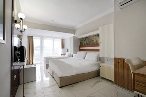 Kahden hengen standard-huone (yksi tai kaksi sänkyä), useita sänkyjä, parveke, merinäköala | Pimennysverhot, silitysrauta/-lauta, ilmainen Wi-Fi