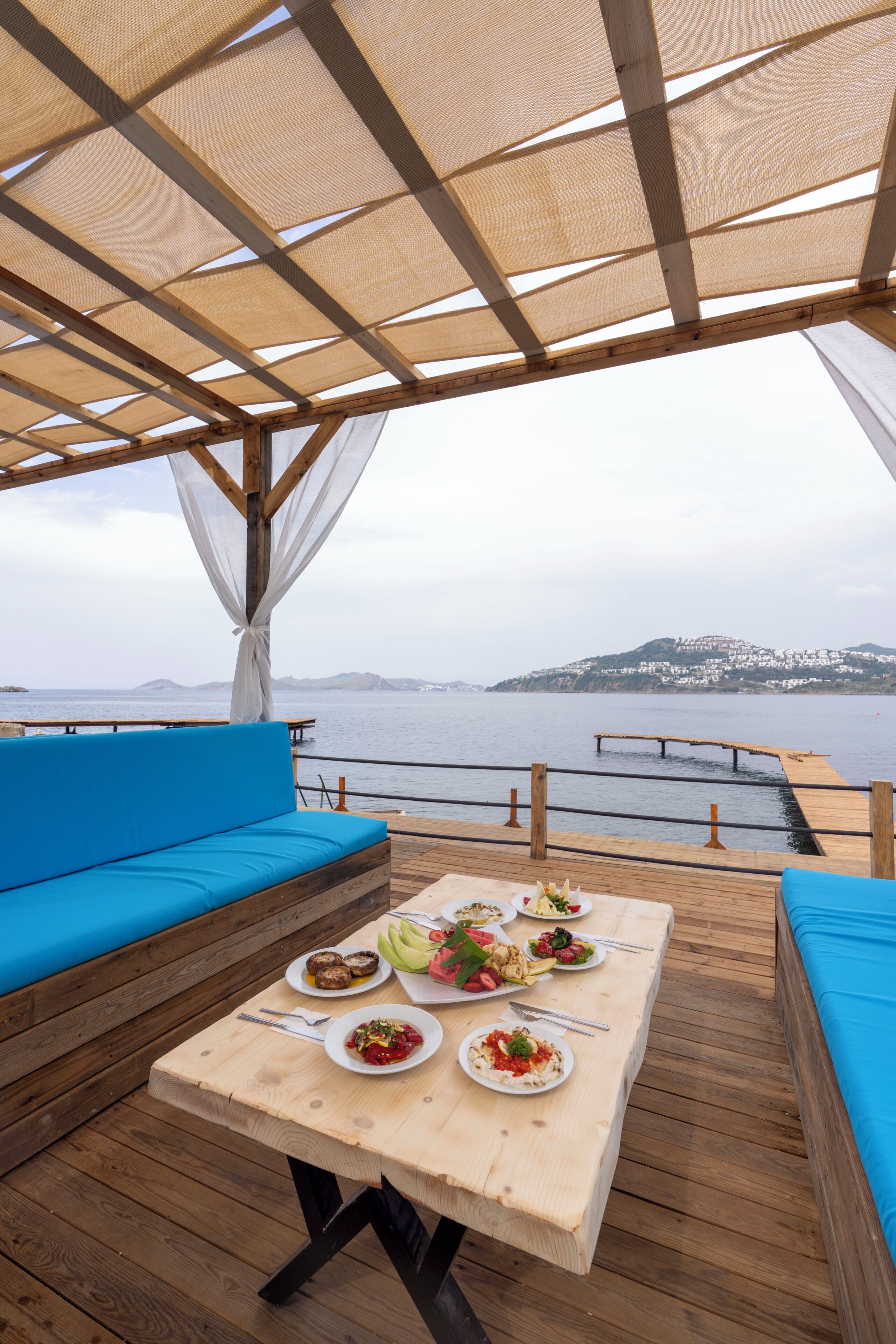 شاطئ خاص، كبائن على الشاطئ مجانًا، كراسي للتشمس، مظلات الشاطئ