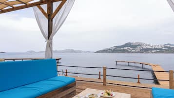 شاطئ خاص، كبائن على الشاطئ مجانًا، كراسي للتشمس، مظلات الشاطئ