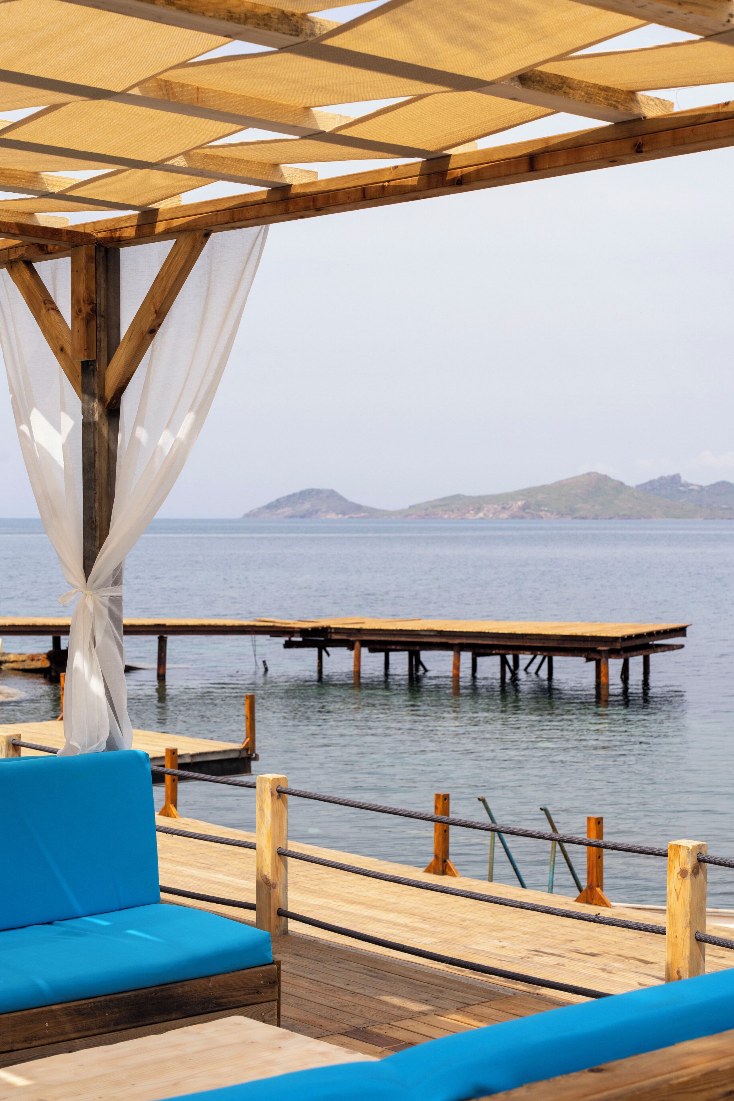 Privat strand, strandtelt (inkludert), solsenger og parasoller