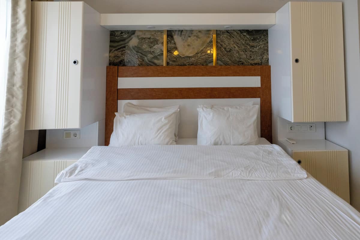 Cortines opaques, planxa i posts de planxar i wifi gratuïta