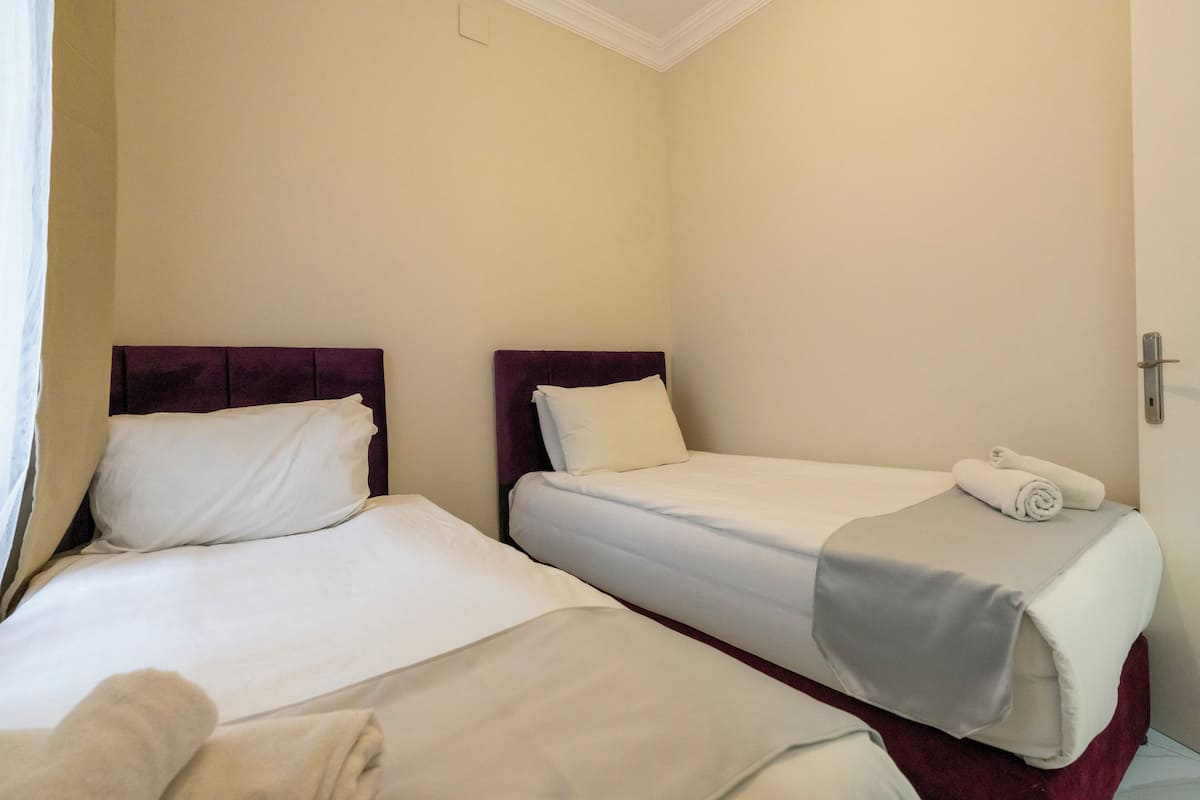 Suite Comfort, 2 dormitoris, balcó, vistes al jardí | Cortines opaques, planxa i posts de planxar i wifi gratuïta