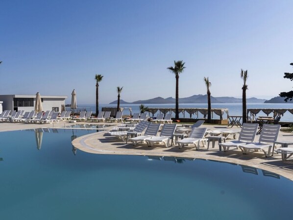 2 ulkouima-allasta avoinna 10.00–18.00, ilmaisia cabañoita