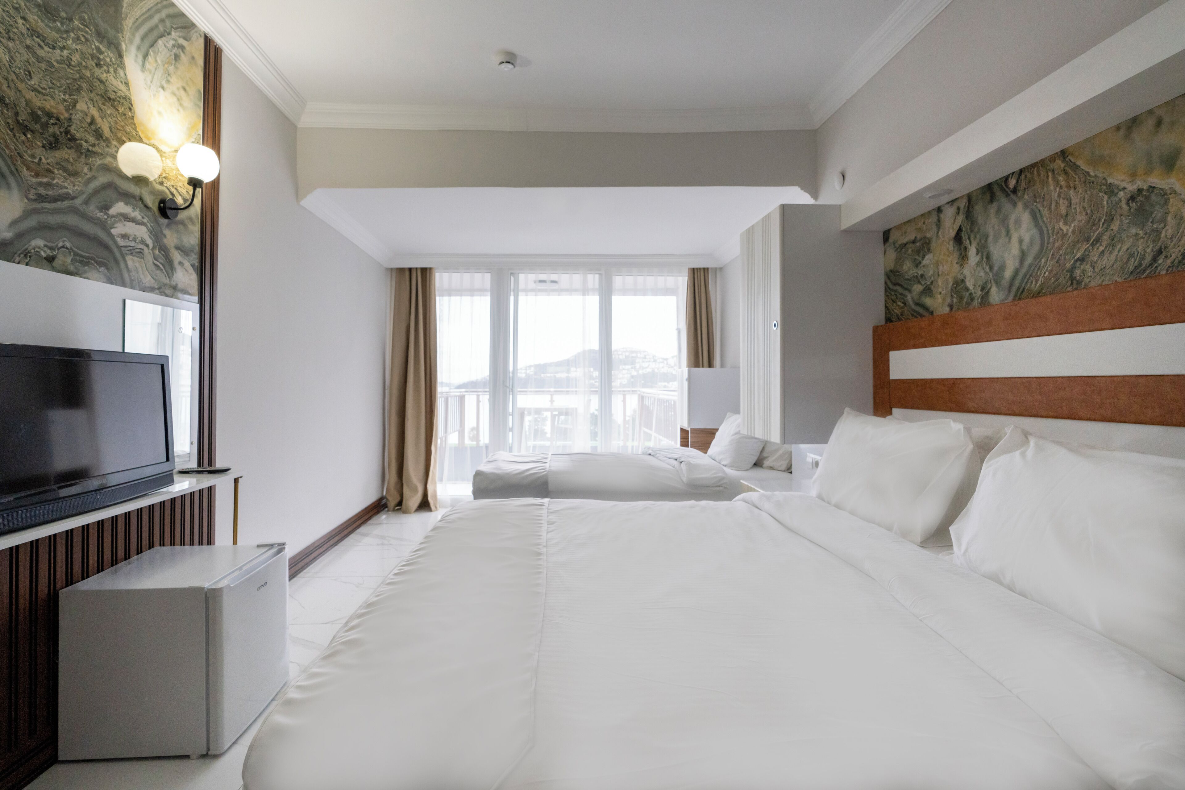 Habitació doble o amb dos llits individuals estàndard, diversos llits, balcó, vistes al mar | Cortines opaques, planxa i posts de planxar i wifi gratuïta 