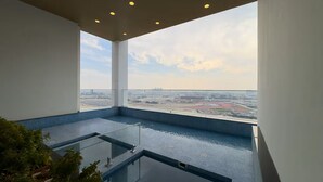Ein Pool mit Infinity-Kante und freier Aussicht auf die Stadt.