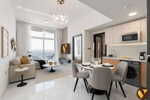 Standard Apartment, 1 Katil Raja (King) dengan Katil Sofa, Balcony, City View | Makan dalam bilik