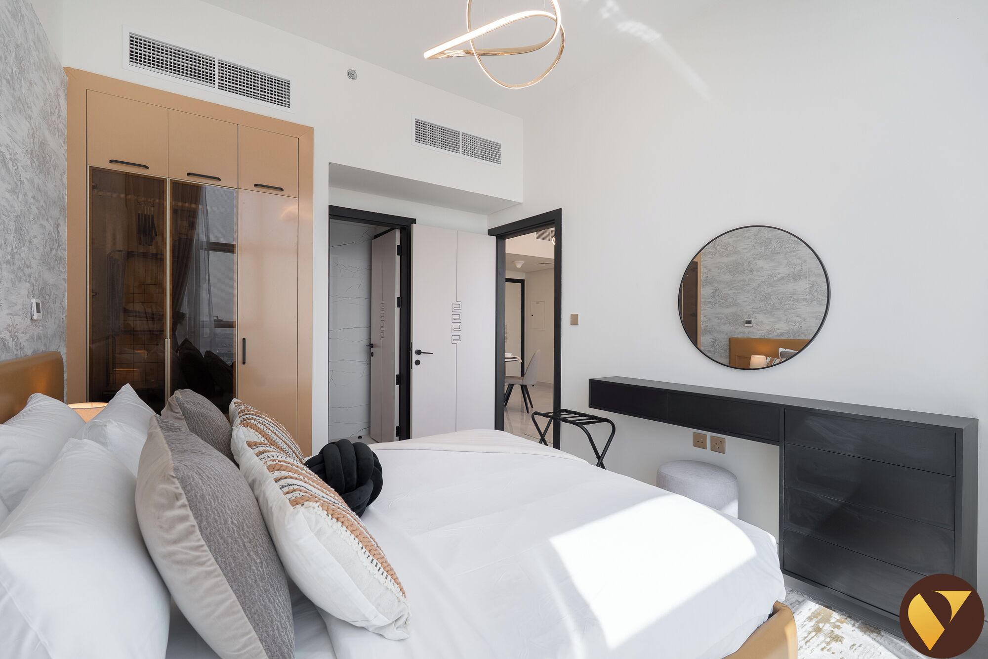 Apartemen Standar, 1 Tempat Tidur King dengan tempat tidur Sofa, balkon, pemandangan kota | Seprai katun Mesir, seprai premium, brankas, dan didekorasi berbeda-beda