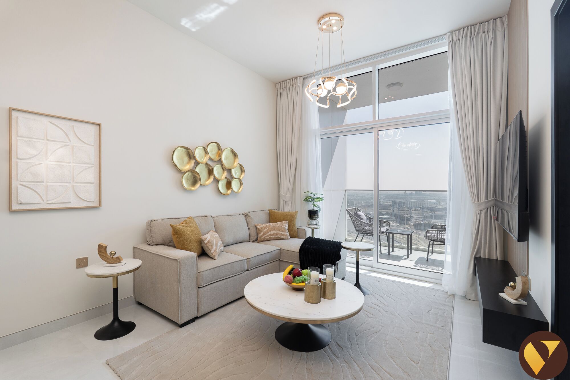 Apartemen Standar, 1 Tempat Tidur King dengan tempat tidur Sofa, balkon, pemandangan kota | Area keluarga | Smart TV 65-inci dengan saluran TV kabel