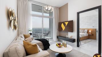 Appartement Standard, 1 trÚs grand lit et 1 canapé-lit, balcon, vue ville | Coin séjour | TV connectée de 65 pouces avec chaßnes par cùble