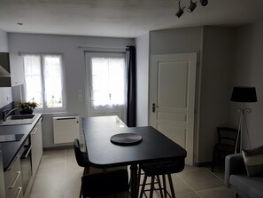 Fridge, microwave, oven, stovetop - Gîte des Champs Forts – 5 Minutes from Beauval Zoo (Châteauvieux)