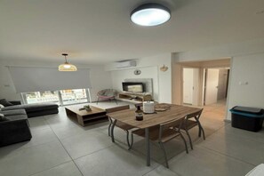 TV - Wake up by the Sea Apt 2 just 50m from the beach in Pernera (Paralimni)