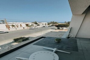 Outdoor dining - Wake up by the Sea Apt 2 just 50m from the beach in Pernera (Paralimni)