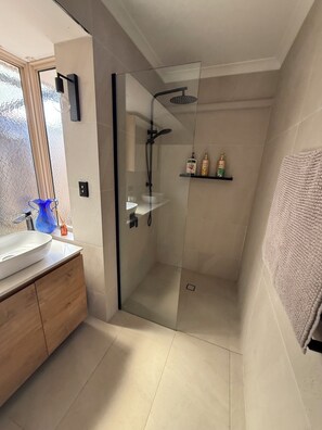 Hair dryer, towels, soap, toilet paper - Boutique Beach House Sleeps 10 (Iluka)