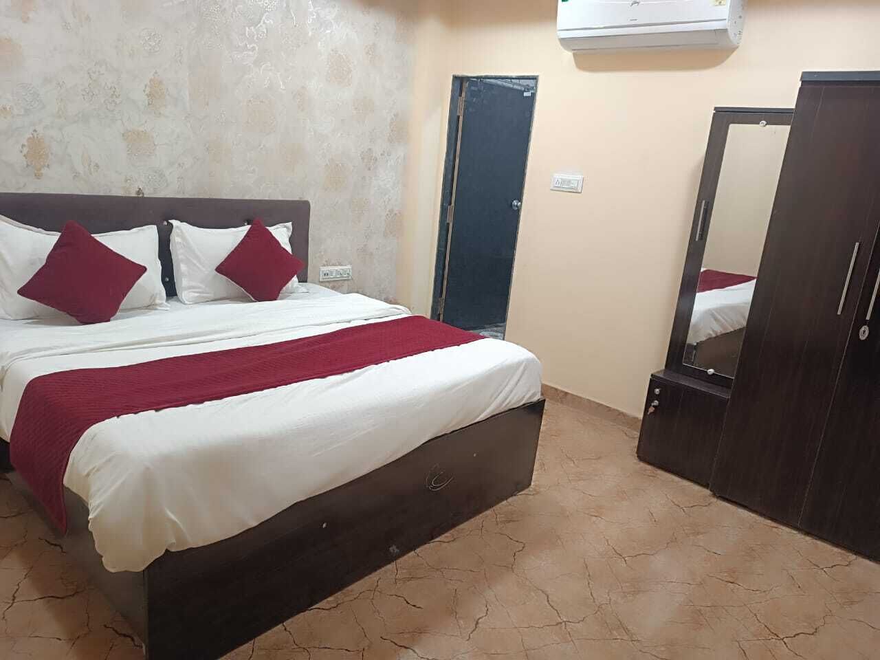 Skrivebord, blendingsgardiner og wi-fi (inkludert)