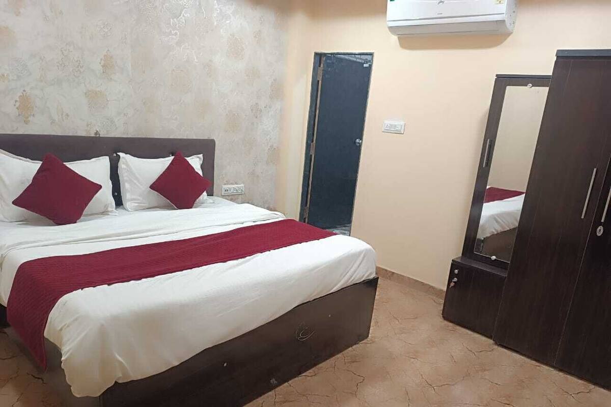 Skrivebord, blendingsgardiner og wi-fi (inkludert)