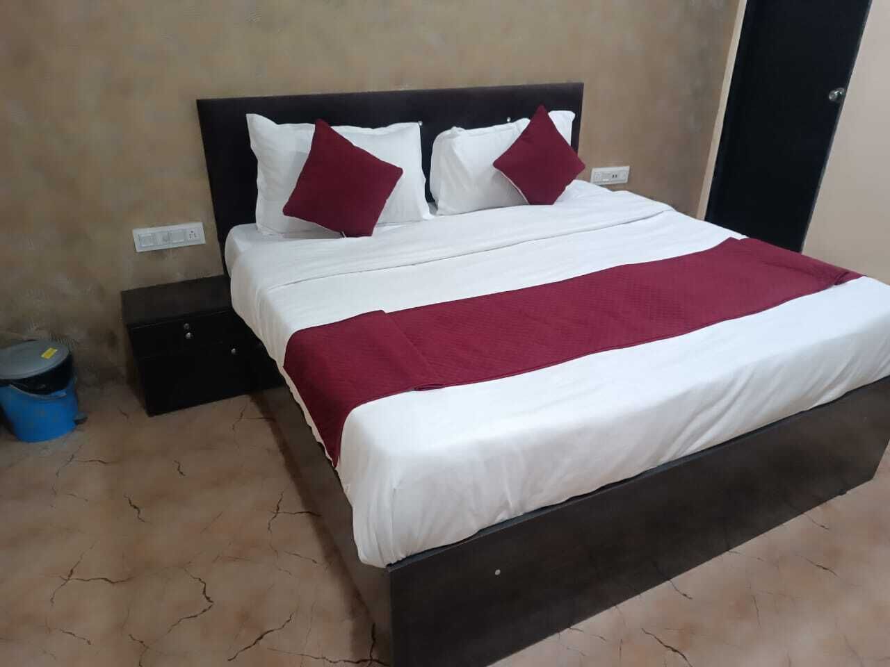 Skrivebord, blendingsgardiner og wi-fi (inkludert)