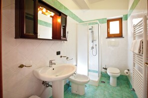 Secadora de cabello, toallas, jabón, papel de baño 