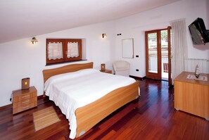 9 bedrooms, iron/ironing board, WiFi, bed sheets - Olga's Relais (Nerano)