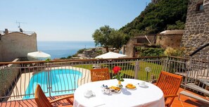Outdoor dining - Olga's Relais (Nerano)