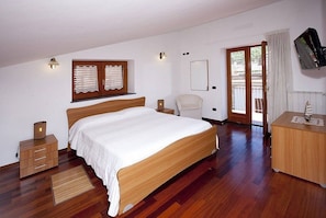 9 habitaciones, tabla de planchar con plancha, wifi y ropa de cama 