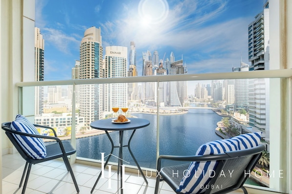 Outdoor dining - LUX The Marina View Suite 2 (Dubai)