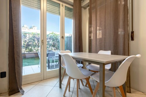 Bright Studio Apartment with Private Garden