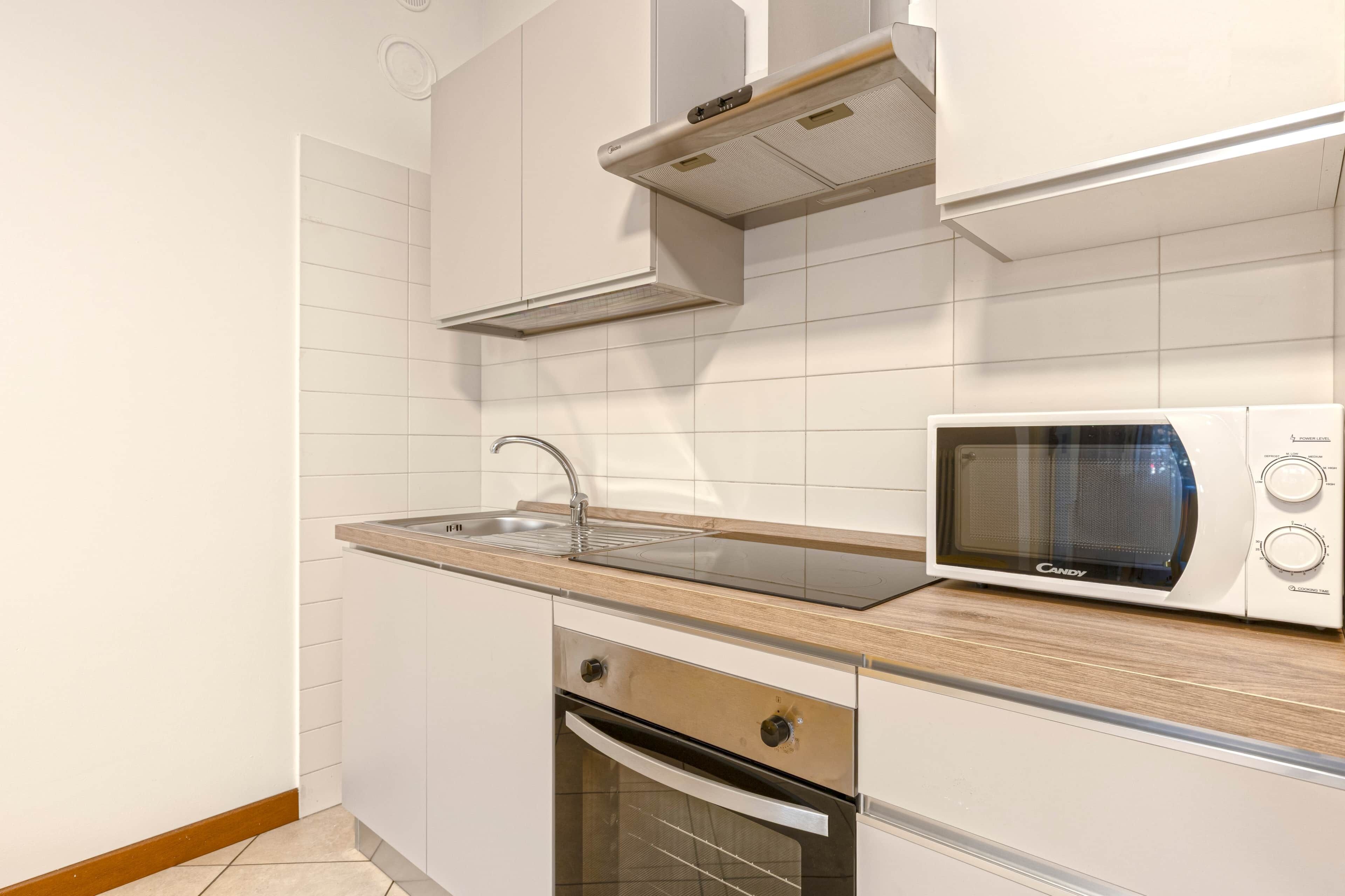 Frigorífico, microondas, horno y placa de cocina